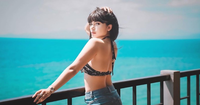 Berkunjung ke Kupang, Dinar Candy Tampil Hot Pakai Bikini