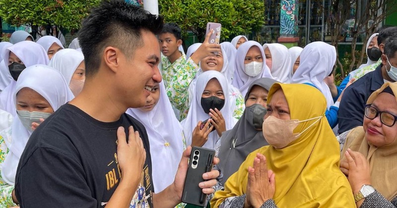 Keren, Baim Wong Bayar Tunggakan Semua Siswa SMP Satu Sekolah di Jakarta